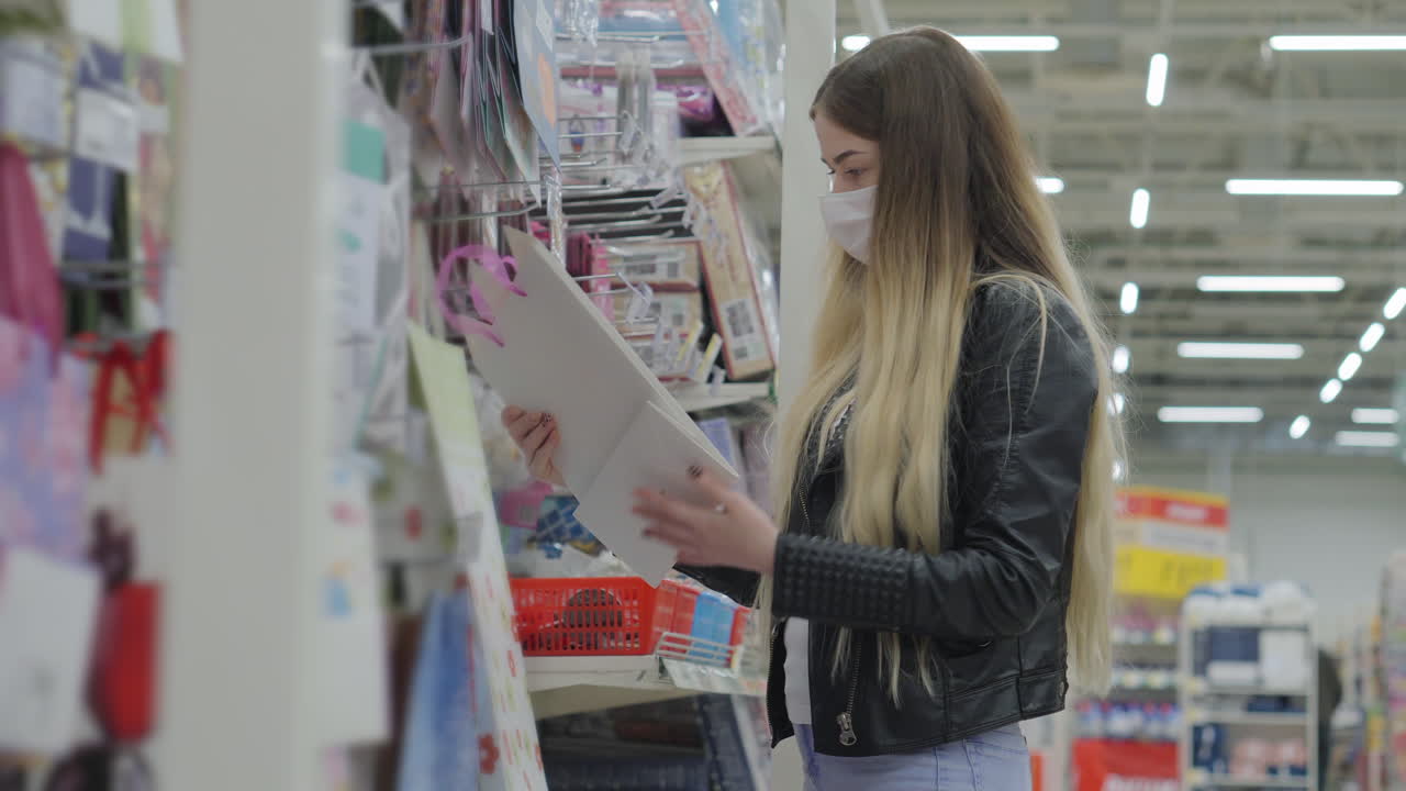 mujer comprando suministros en una tienda de artesanía