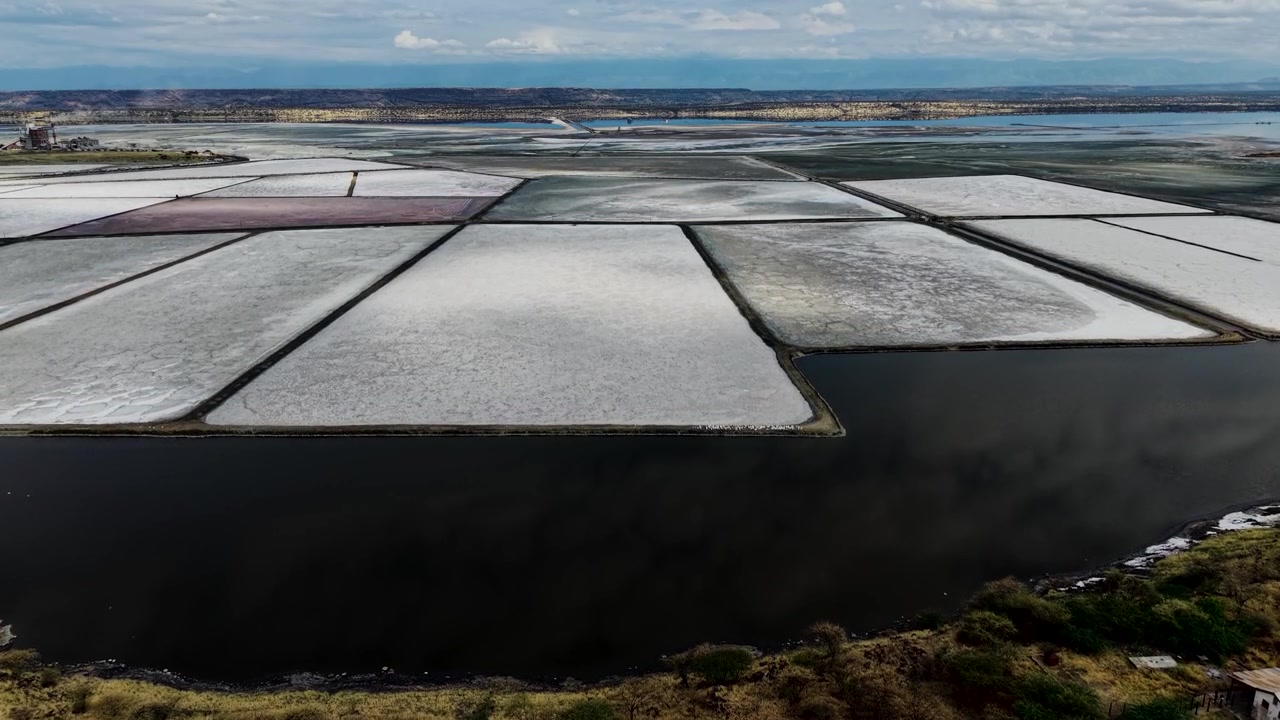 Lago Magadi, Kenya. Lago salato con acqua alcalina e carbonato di sodio. Depositi minerali di trona nella Rift Valley, Kenya. Lago keniota con trona.