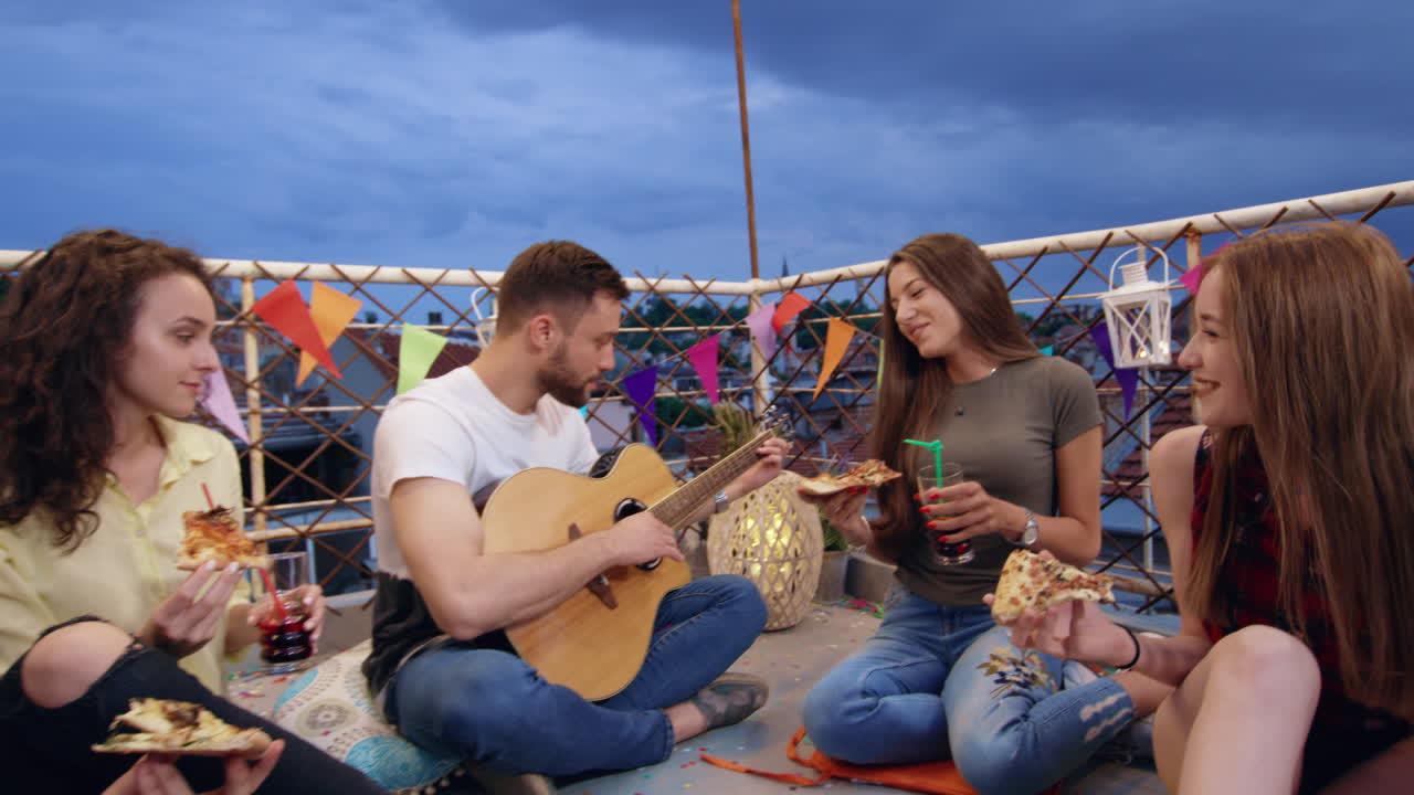 fiesta en la azotea amigos música de pizza y