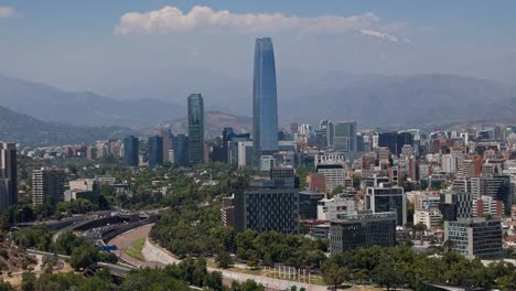 vista aérea de sanhattan, el distrito financiero de santiago, telefoto vista de drone día soleado