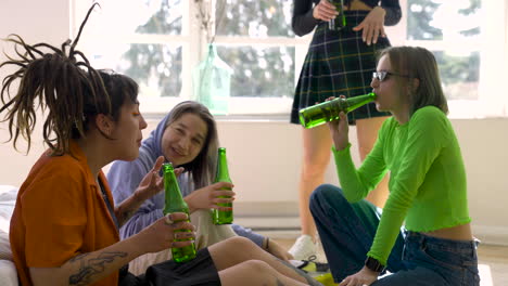 Gruppe-Von-Vier-Freundinnen,-Die-Reden-Und-Lachen,-Während-Sie-Zu-Hause-Bier-Trinken