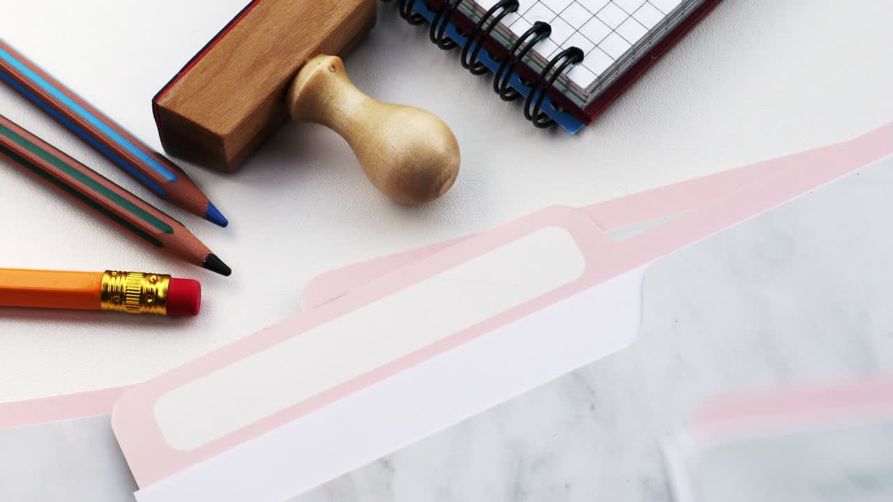 registro de carpeta de pensiones en un escritorio blanco