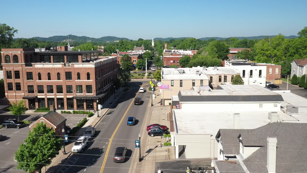 Downtown Franklin, Tennessee med dronevideo, der bevæger sig fremad forbi et klokketårn