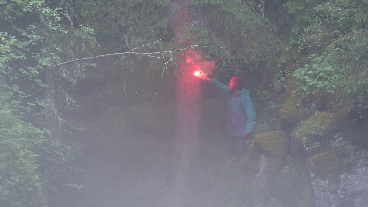 안개 숲에서 은 불꽃을 가진 사람