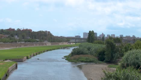 Blick-Auf-Den-Fluss-Besós,-Der-Durch-Santa-Coloma-De-Gramanet-Fließt