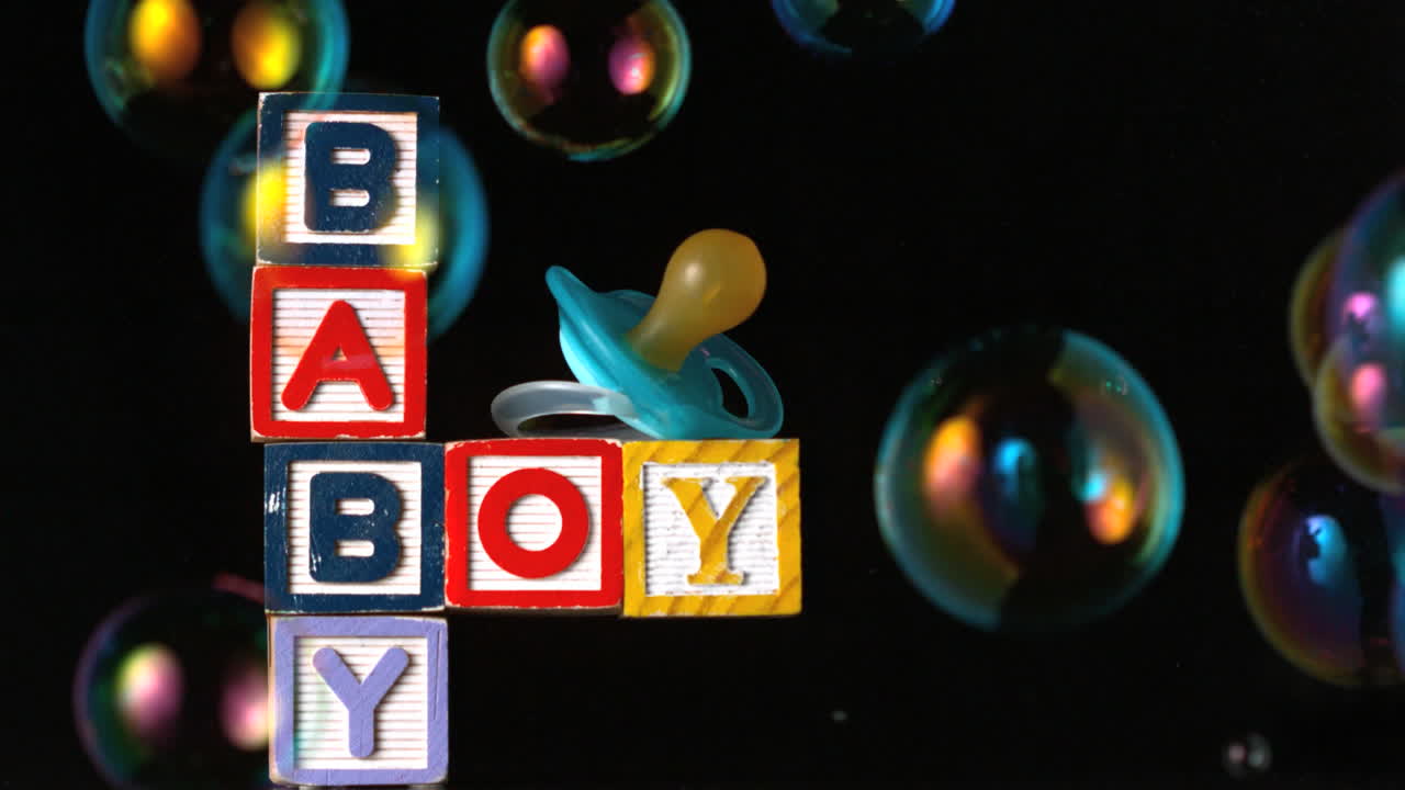 아기 블록 위에 움직이는 거품과 검은색 배경에 더 부드러운 파란색