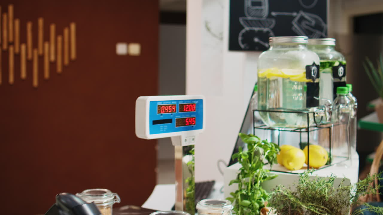 las grapas de la despensa en el estante de la tienda de residuos cero