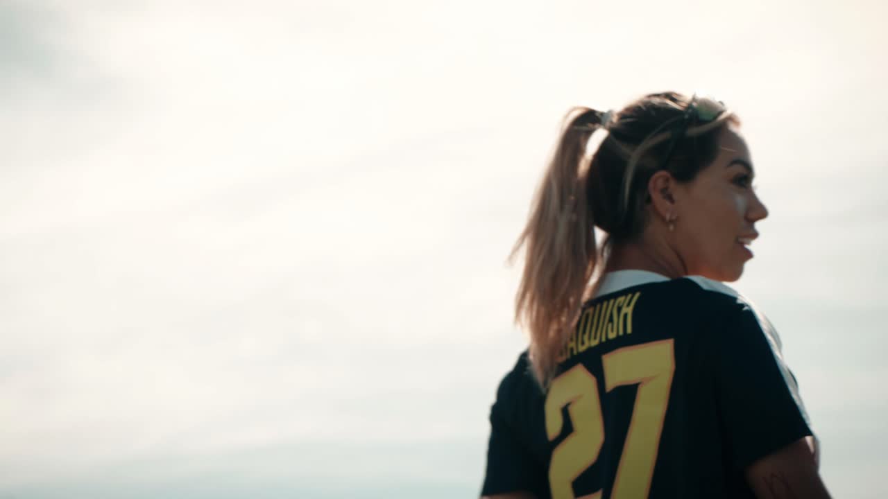 엄청난 운동 능력으로 잡힌 공을 던지는 여성 소프트볼 선수의 중간 클로즈업 샷