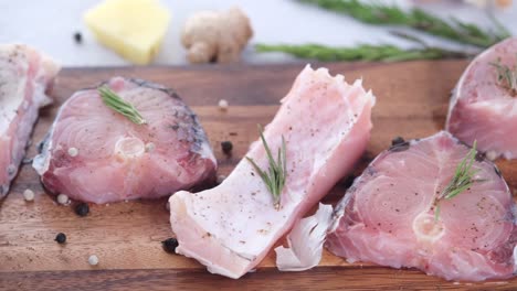 filetes de pescado crudo listos para cocinar