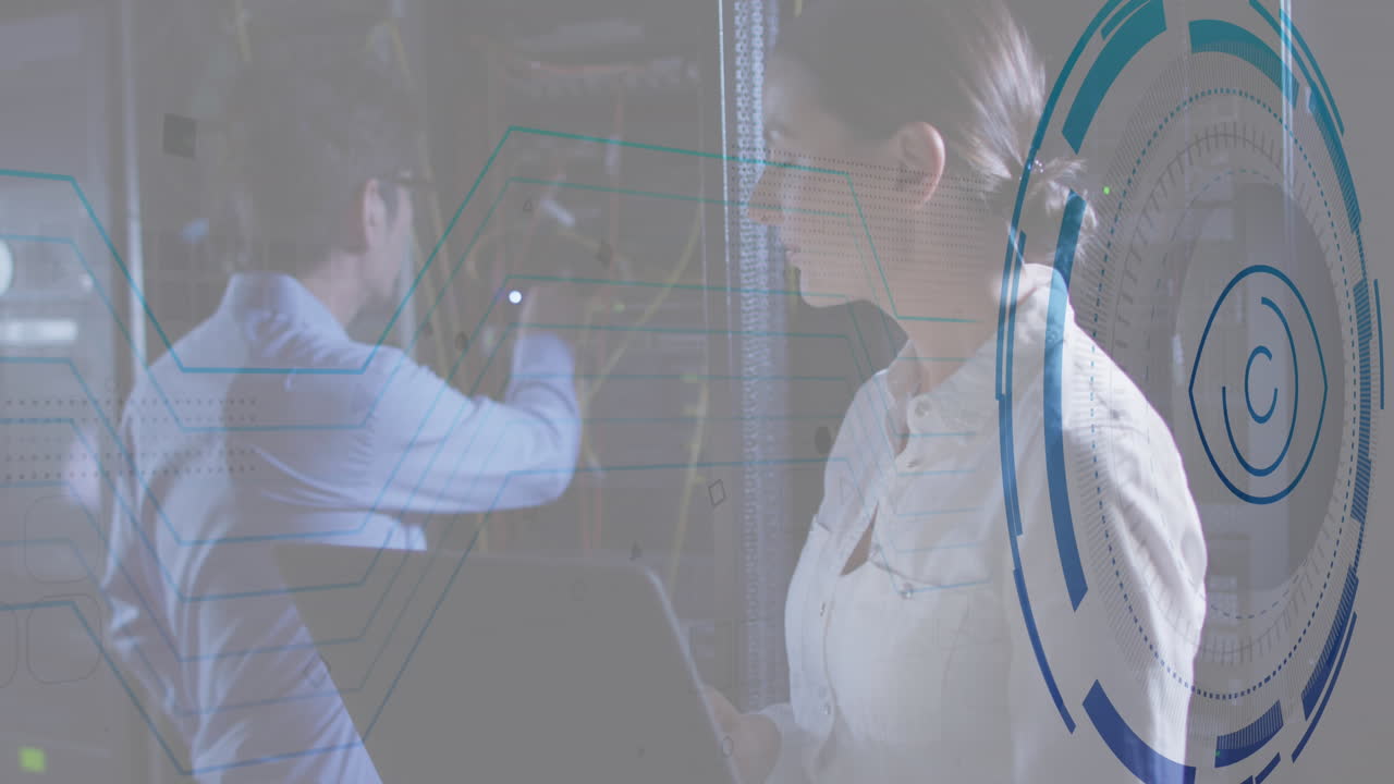 레티나 라운드 스캐너의 애니메이션과 서버 에서 일하는 다양한 남녀 엔지니어