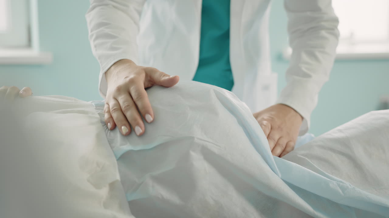 médico que examina a una mujer embarazada