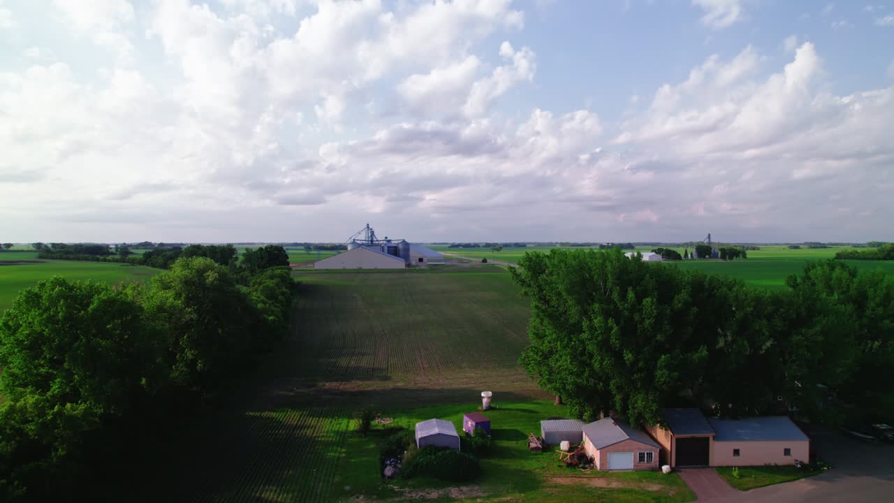 Vista aerea ascendente di rimorchi per cereali parcheggiati in un'area rurale di sera in Minnesota