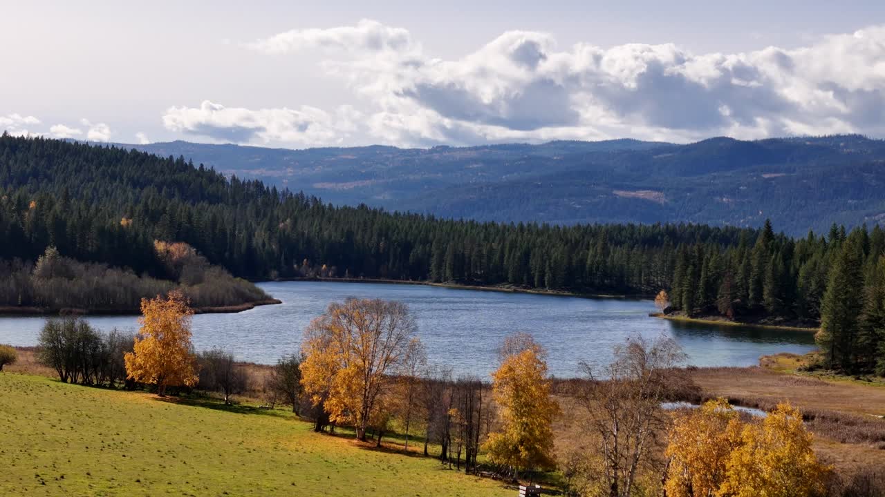 Eviggrønt: McTaggart-sjøene og den tidløse skjønnheten ved Dunn Lake Road
