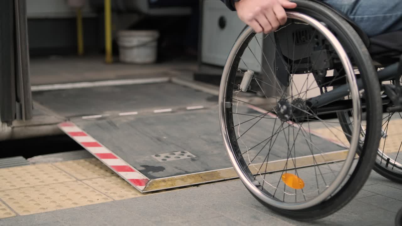 persona con discapacidad física sale del transporte público con una rampa accesible