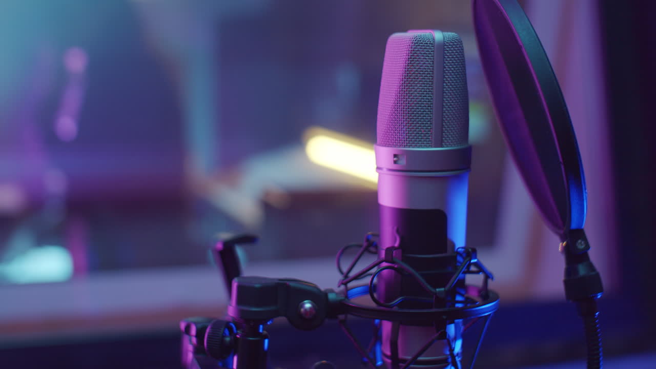 micrófono profesional en el estudio de grabación