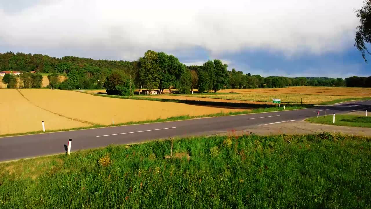 하늘에 무지개가 있는 아름다운 초원