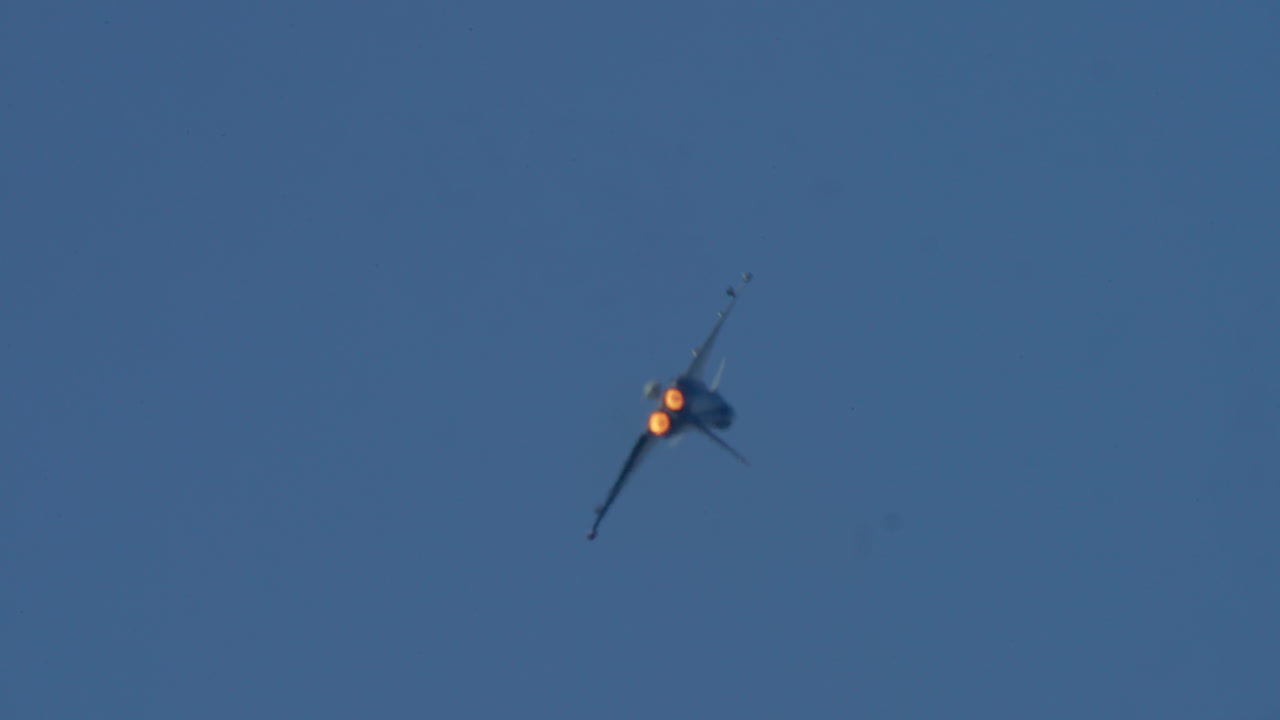 avión de combate en vuelo