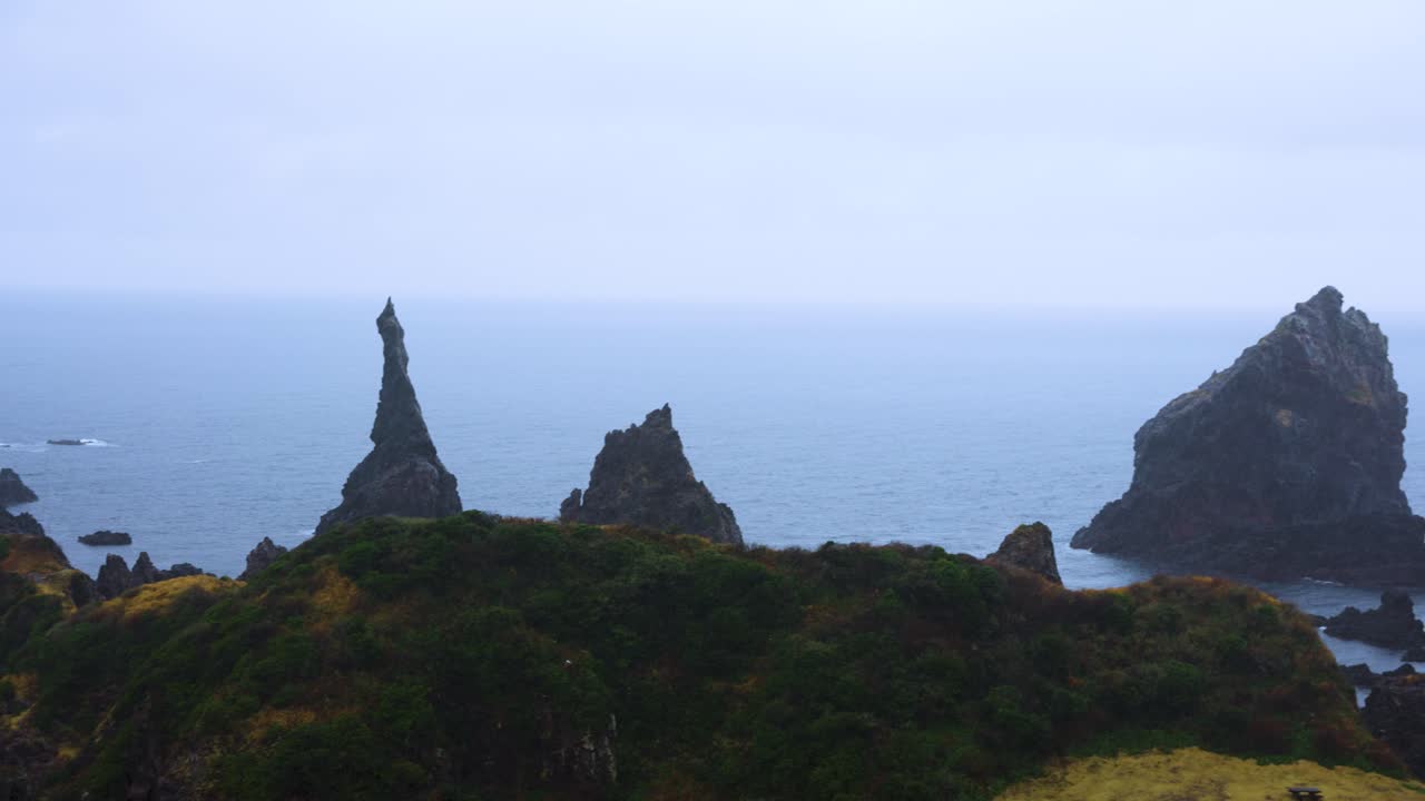 Candle Rock e Costa di Kuniga, Mar del Giappone tempestoso in inverno sulle isole Shimane Oki