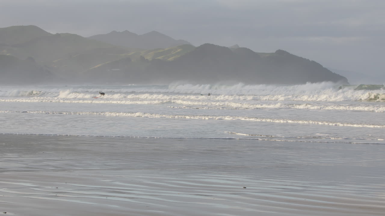 снимок мощных волн на пляже каст-пойнт, новая зеландия