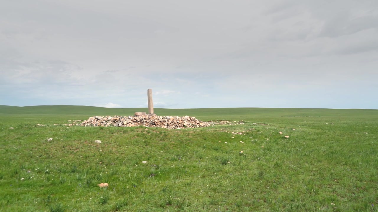 Antico Monumento in Pietra che si Erge nella Vasta Steppa Verde Mongola
