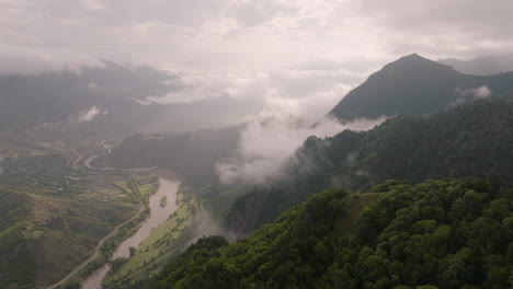 montañas boscosas y nubes de niebla en la reserva natural de borjomi, georgia
