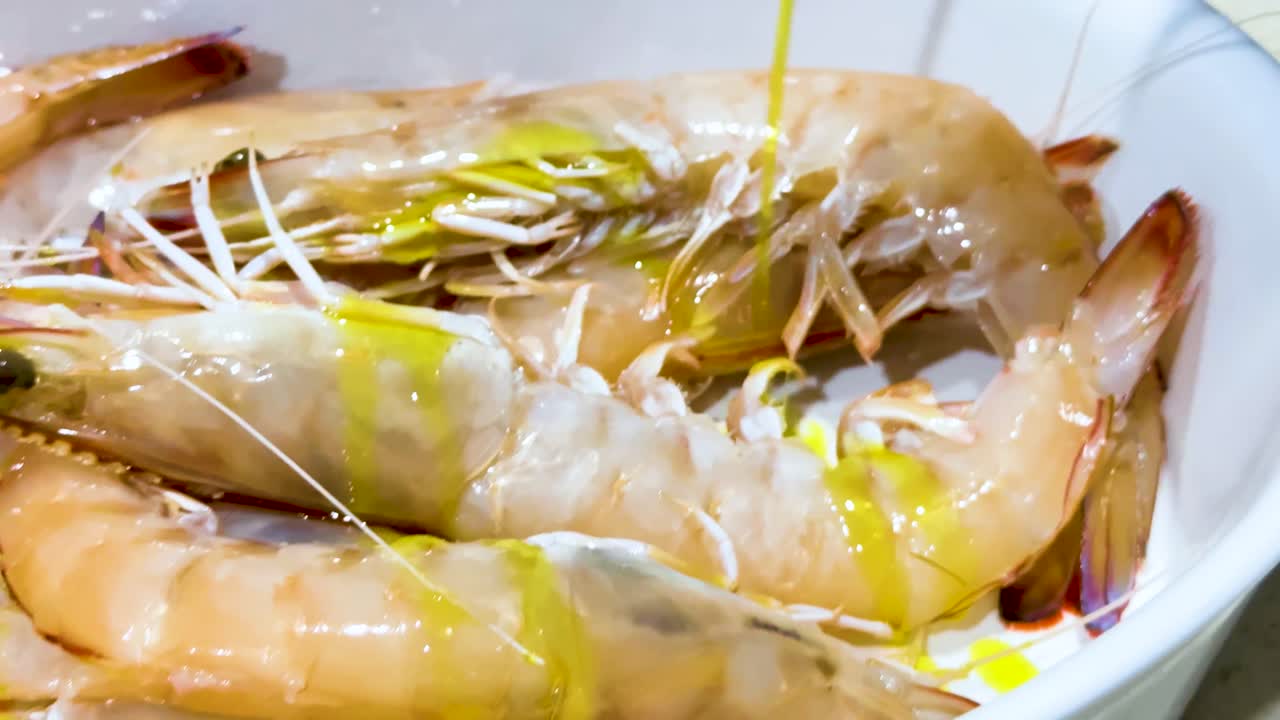 오일은 그에 새우를 뿌려