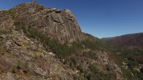roca de montaña en día de verano