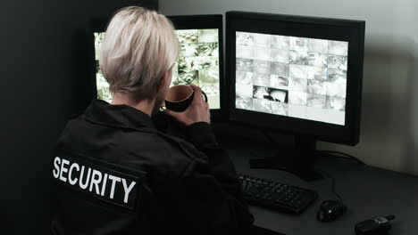 guardia de seguridad trabajando en una habitación