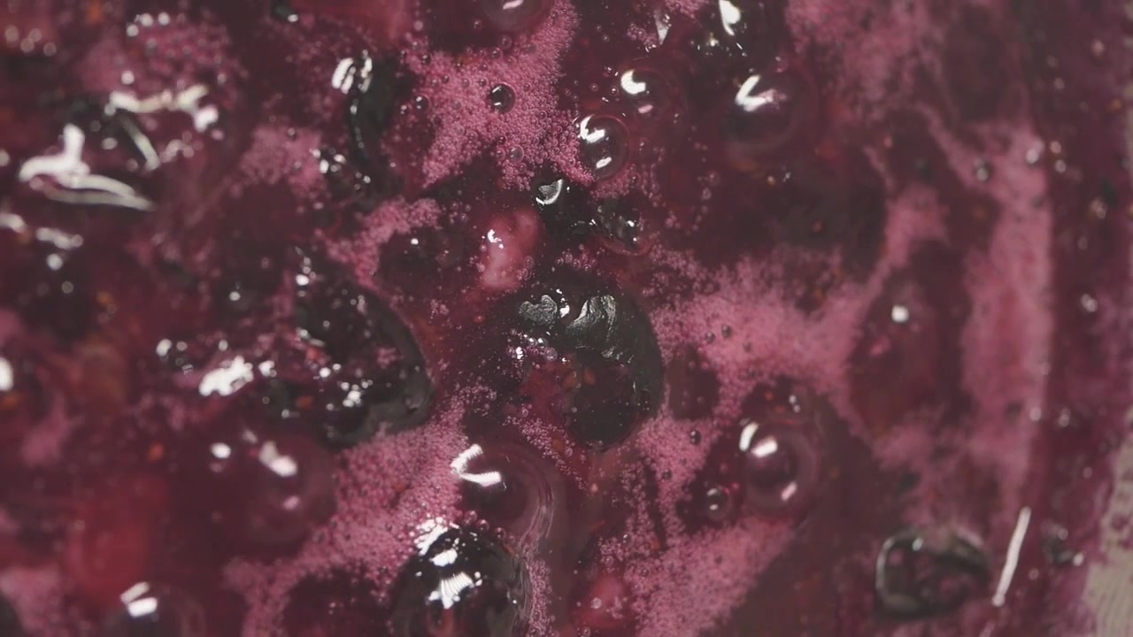 Primo piano di frutti di bosco freschi che sobbollono in una pentola