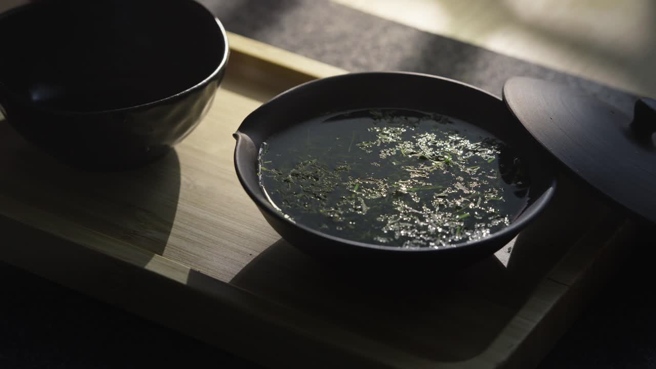 Japanese green tea Gyokuro prepared in a ceramic shiboridashi, highlighting health benefits and mindful brewing