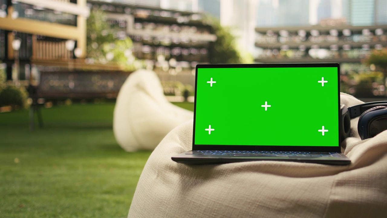 Schermo chroma key isolato su laptop posizionato in un campus all'aperto.