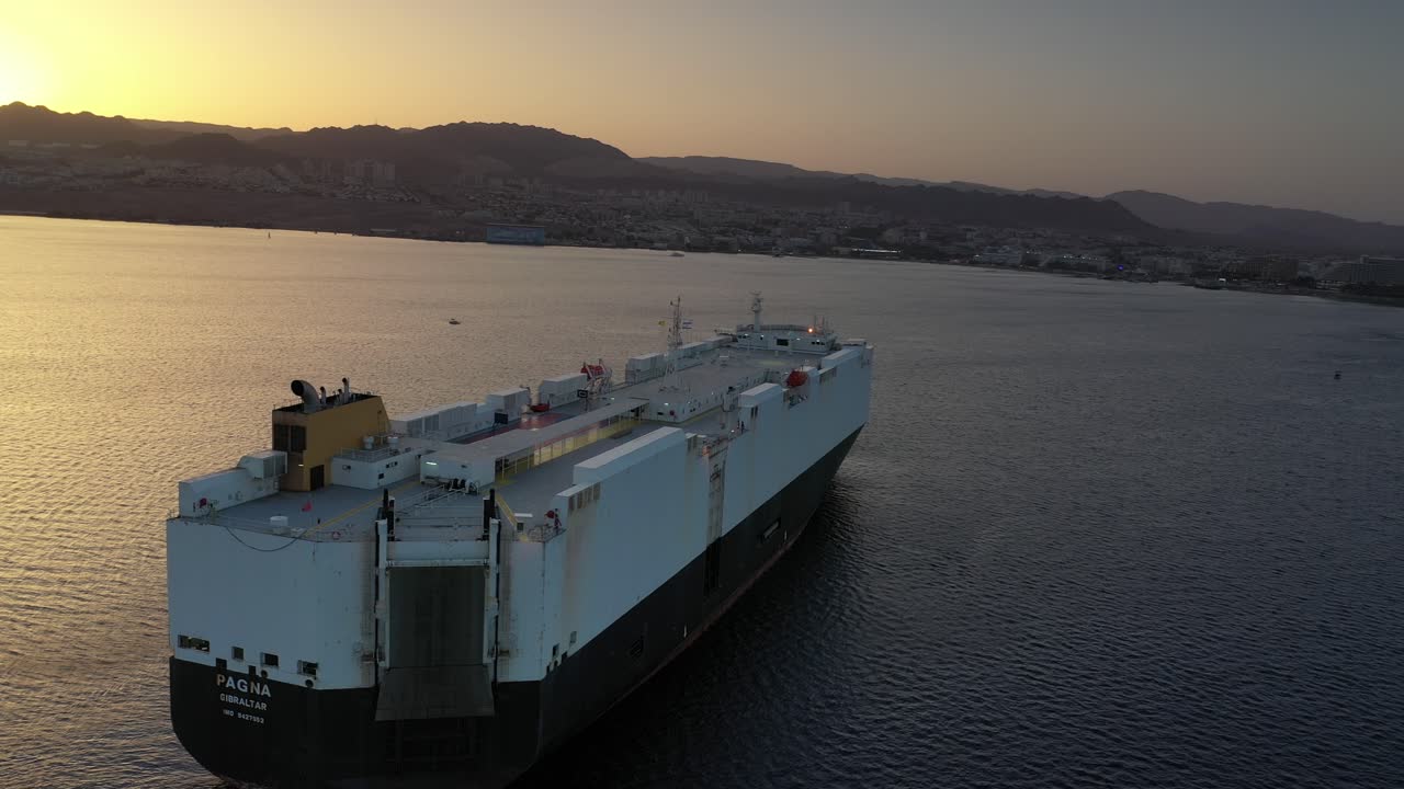 transportista al atardecer