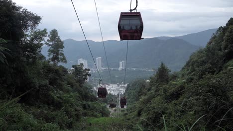 Timelapse-of-the-cable-car-in-Genting-Highlands,-Malaysia