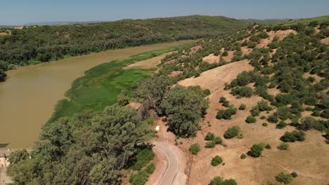 Plano-Ascendente-De-Una-Carretera-Y-Un-Río-Al-Pie-De-La-Sierra