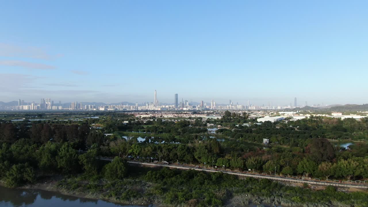 지평선에 심천 스카이라인이 있는 홍콩 농촌 주택 위에 홍콩과 심천 국경선, 공중 전망