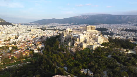 Acrópolis-De-Atenas,-Partenón,-Muñeca-Cinematográfica-Lenta-A-La-Derecha,-Distancia-Focal-De-24-Mm,-Atenas,-Grecia,-Estatua-Griega-Antigua,-Proyecto-De-Restauración,-Sitio-Del-Patrimonio-Mundial,-ícono-Nacional-De-Grecia,-Vista-Panorámica,-4k