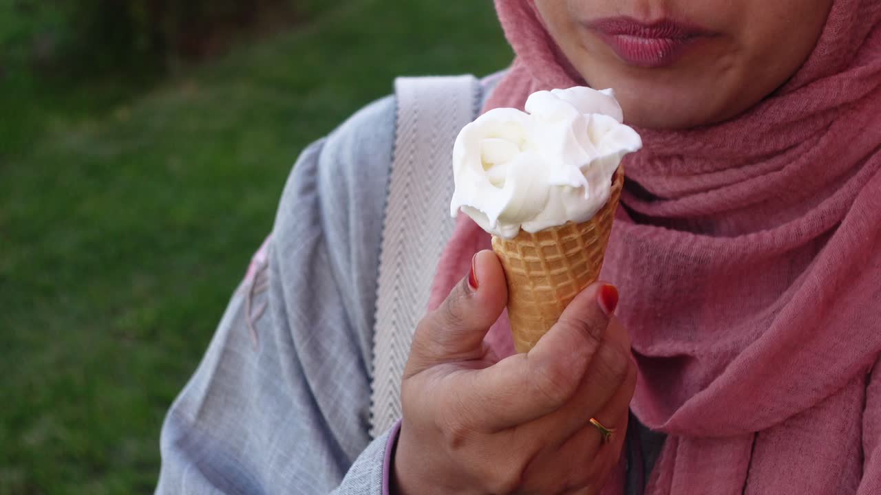 una mujer disfrutando de un delicioso cono de helado