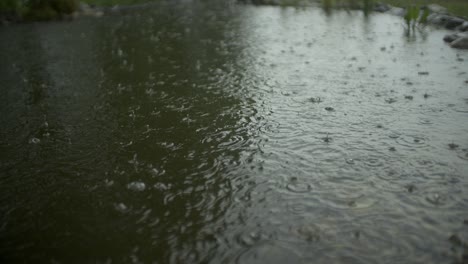 Cámara-Lenta:-Gota-De-Agua-Tormentosa