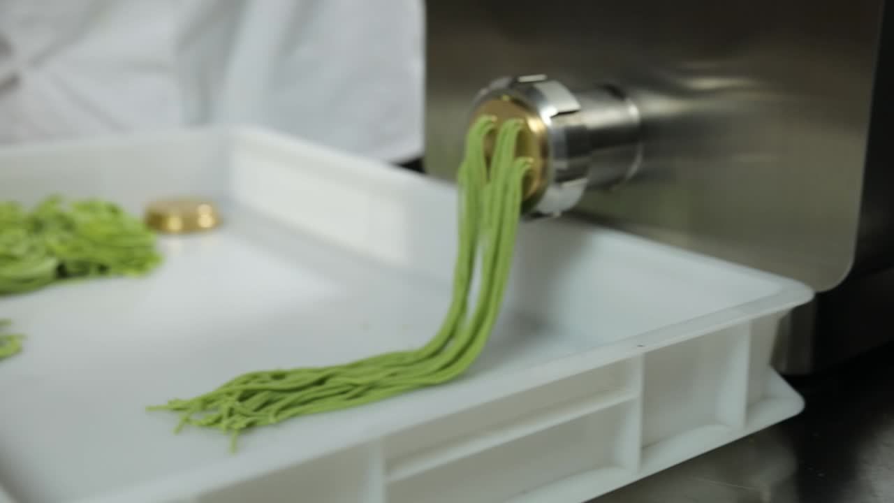 パスタマシンで緑のパスタを作る