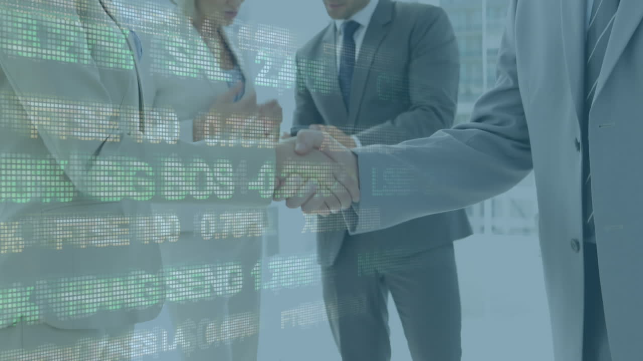 gente de negocios dándose la mano y datos