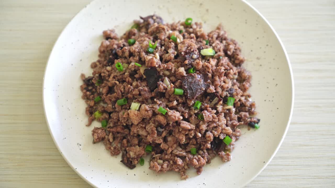 aceitunas chinas salteadas con carne de cerdo picada - estilo de comida asiática