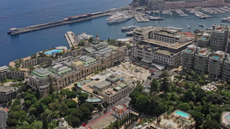 Mónaco-Antena-V15-Drone-Con-Vista-De-Pájaro-Volando-Alrededor-De-La-Plaza-Del-Casino-De-Monte-Carlo,-Capturando-El-Paisaje-Urbano-Del-Centro-Y-El-Puerto-Costero-De-Aguas-Profundas---Julio-De-2021