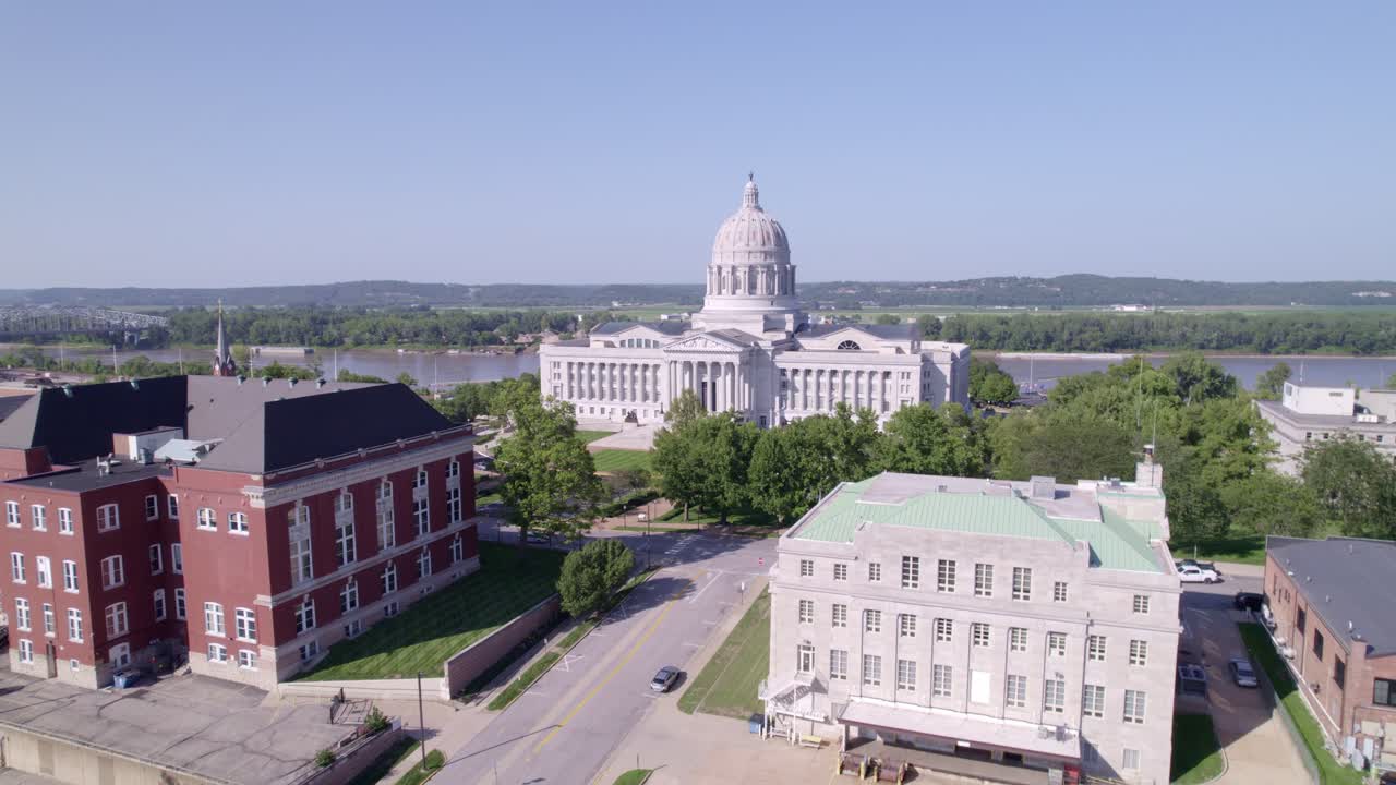 Oplev det fortryllende spil mellem lys og skygge, når solen går ned over Missouri State Capitol.