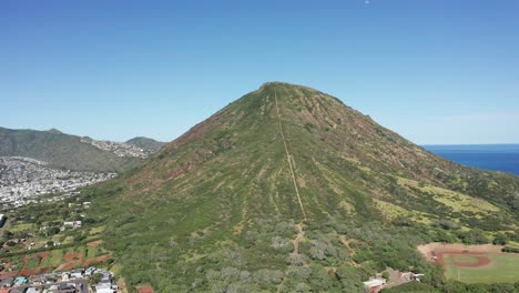 Wide-aerial-push-in-shot-of-Koko-Crater-on-the-island-of-O'ahu,-Hawaii