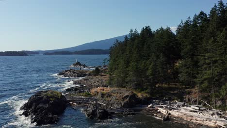 wunderschöne luftaufnahme einer tief fliegenden drohne rund um bowen island - british columbia, kanada