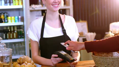 el cliente paga la factura a través de un teléfono inteligente utilizando tecnología nfc