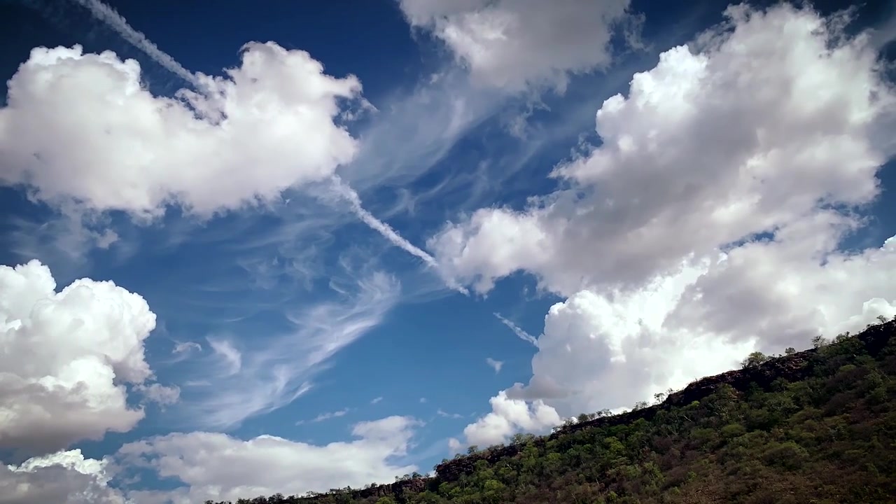 Bellissimo timelapse del cielo sopra le montagne - timelapse del cielo sereno.