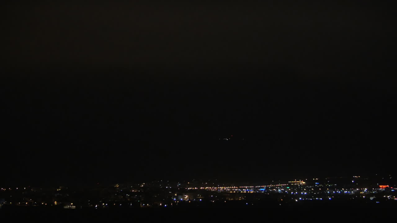 밝은 밤의 도시와 번개 번개