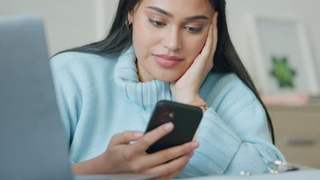 Telefon,-Laptop-Und-Wow-Mit-Einer-Lachenden-Frau