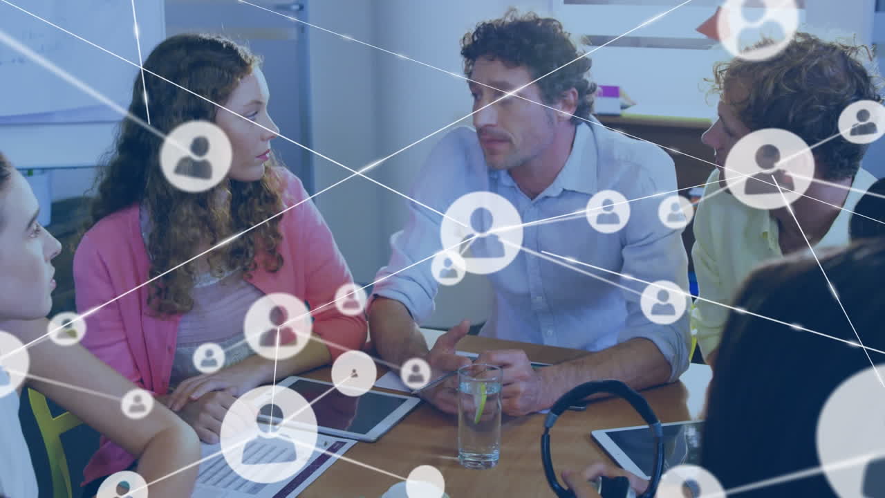 animación de iconos conectados sobre diversos compañeros de trabajo discutiendo estrategia en una reunión en la oficina